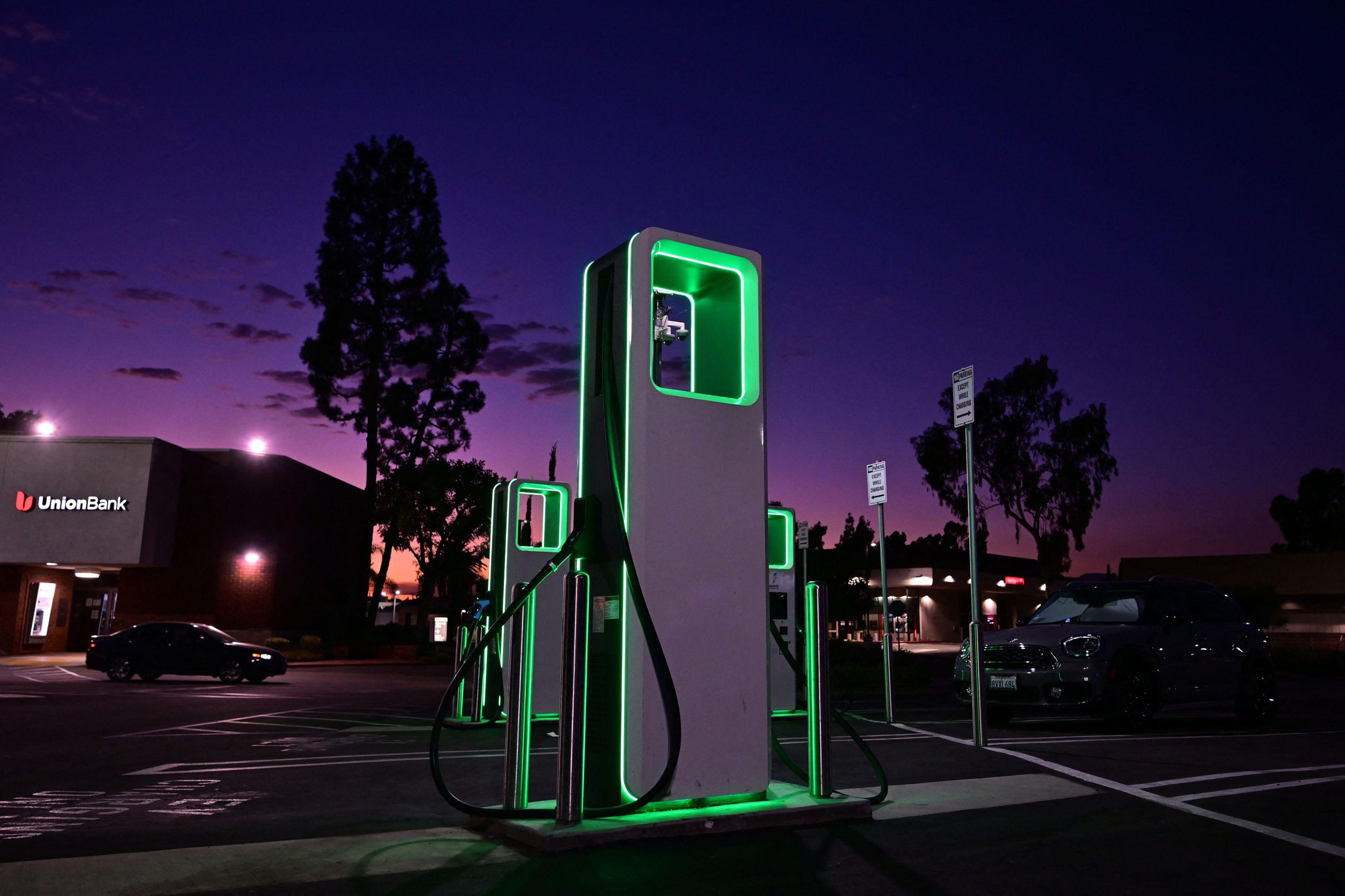 Featured image for A Global Guide to Electric Car Charging: Infrastructure and Standards
