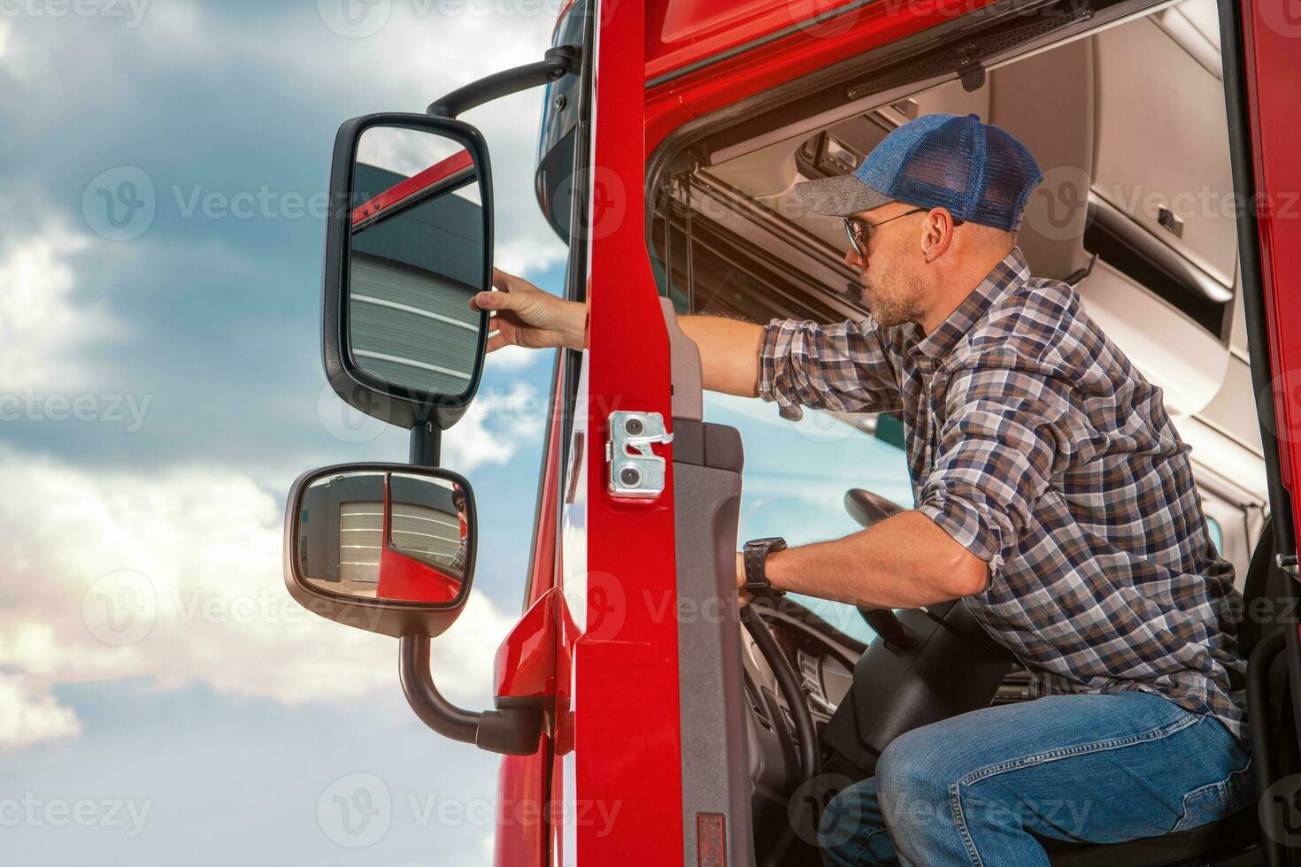 Featured image for Mastering Your Mirrors: Essential Techniques for Effective Truck Mirror Use